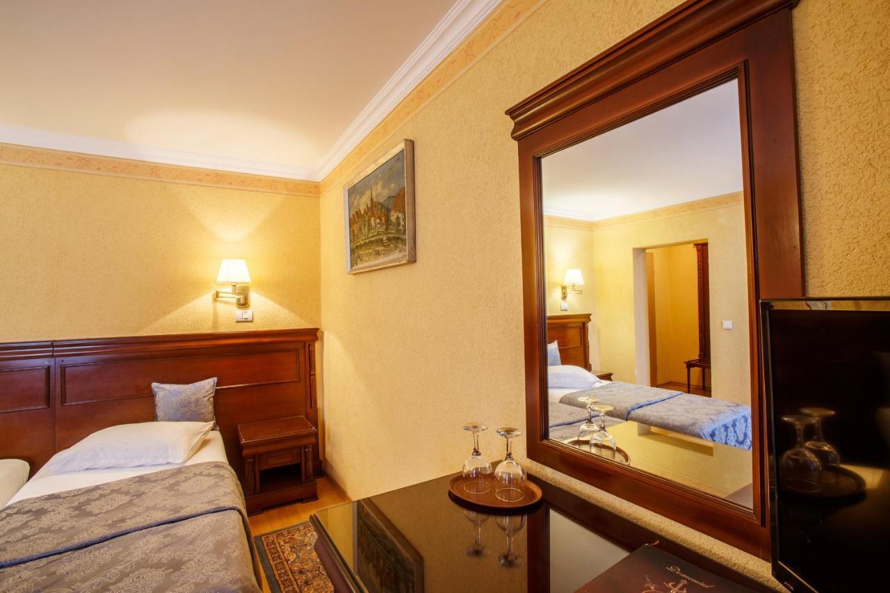 Domeniul Dracula Danes Hotel Bagian luar foto