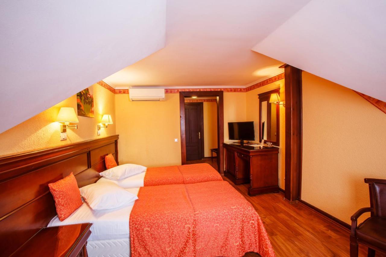 Domeniul Dracula Danes Hotel Bagian luar foto