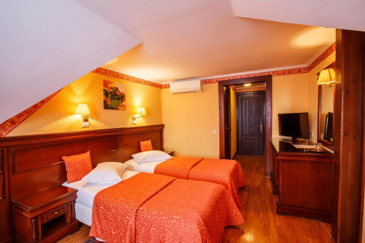 Domeniul Dracula Danes Hotel Bagian luar foto