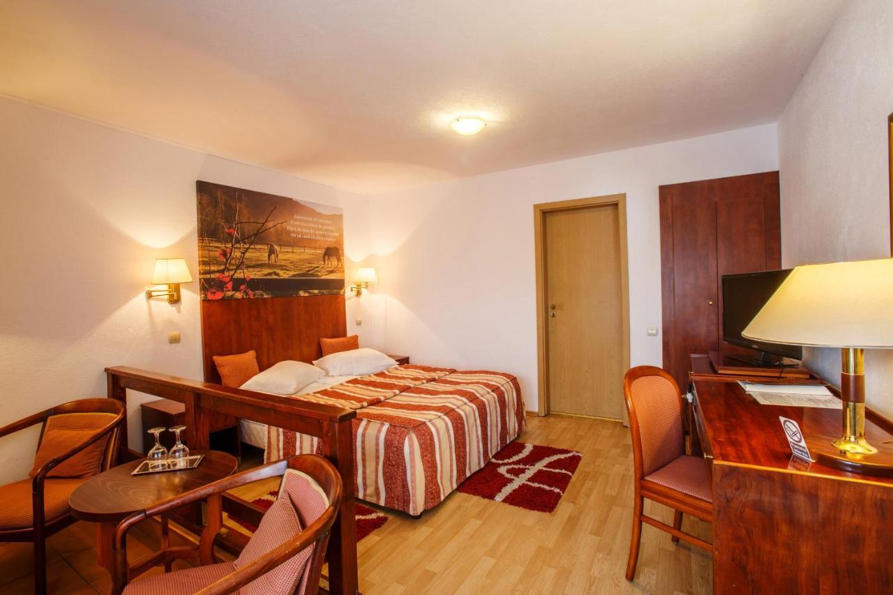 Domeniul Dracula Danes Hotel Bagian luar foto